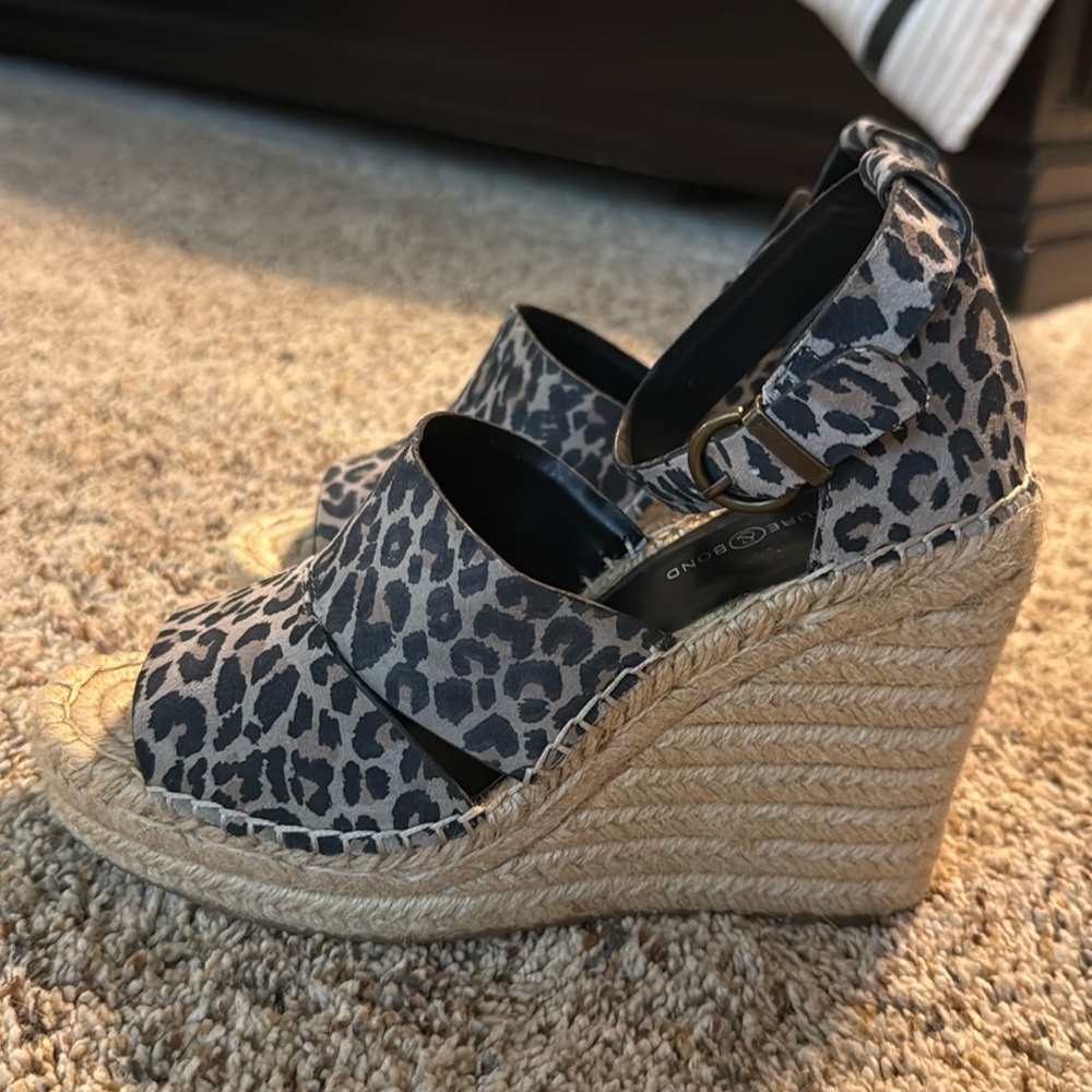 Like new leopard print Treasure & Bond wedges